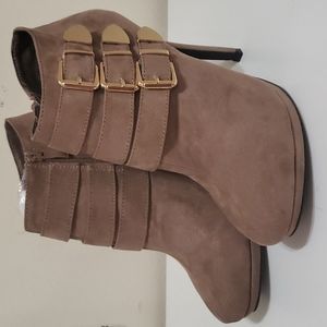 Dark camel ankle bootis